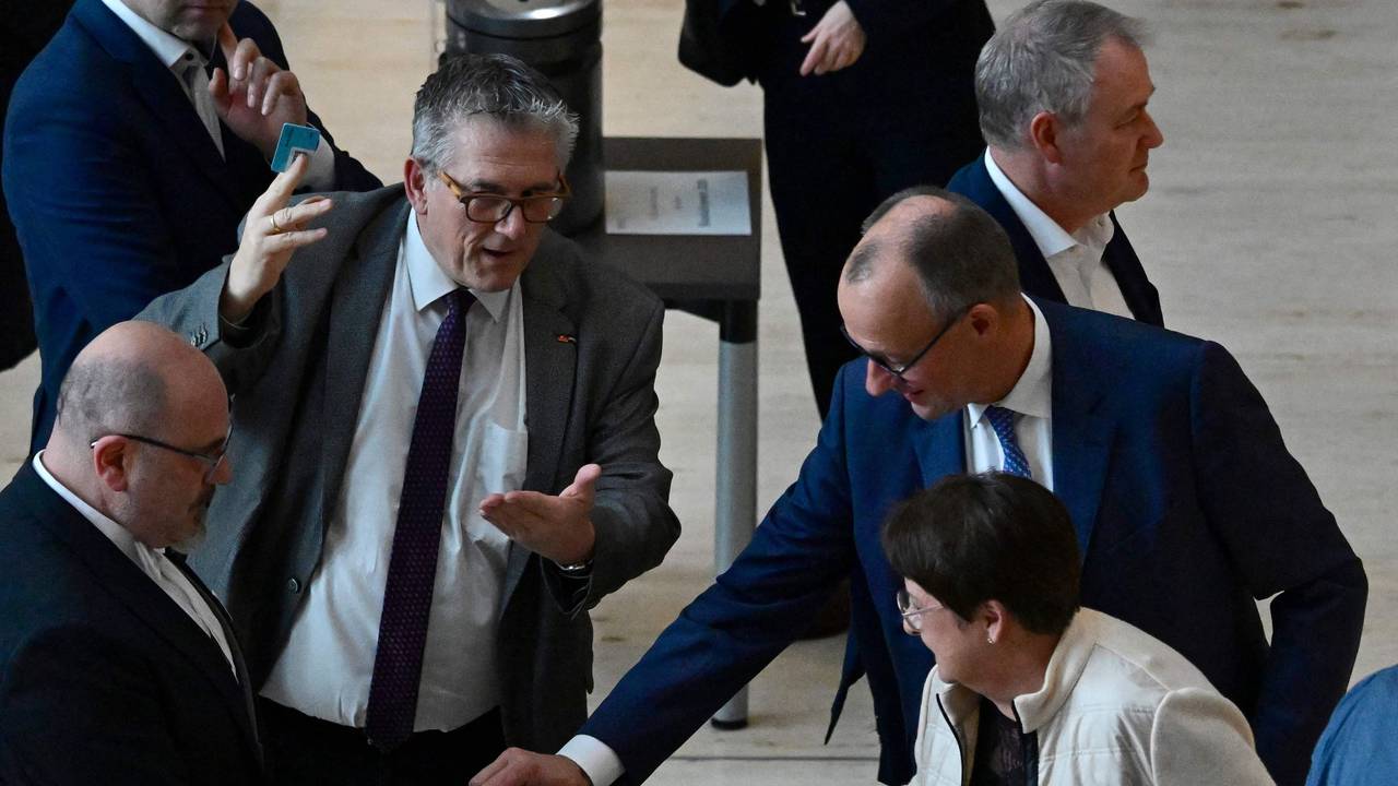 Friedrich Merz (r) bei der Abstimmung im Bundestag.