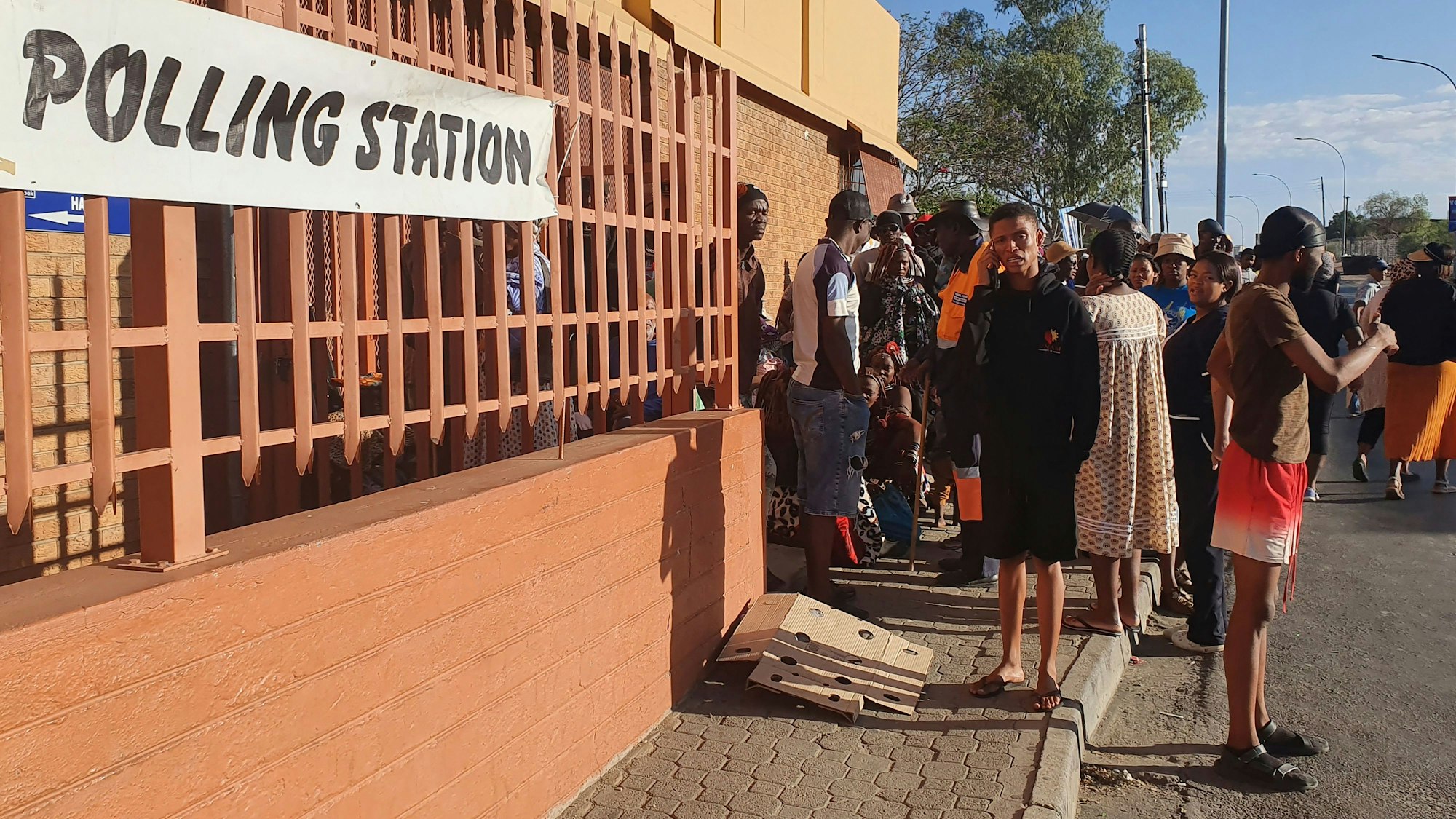 Menschen stehen vor einem Gebäude Schlange.
