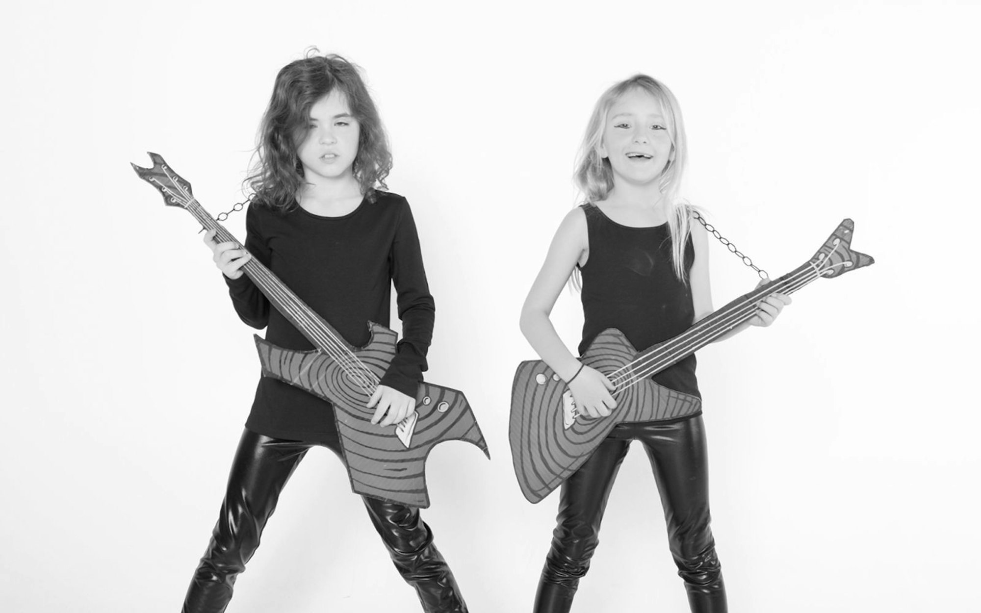 „Metalbrett, klingt so fett“: Wer den Nachwuchs zum Headbanger erziehen will, spielt ihm die Musik der Metalkinder vor. (Bild: Universal Music)