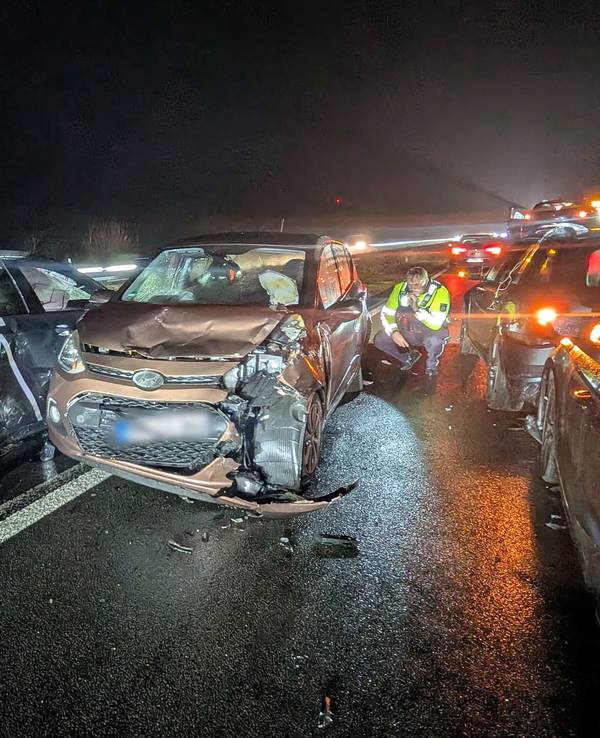 Blick auf die Unfallstelle. Im dichten Verkehr sind auf der Autobahn 1 bei Münster zahlreiche Fahrzeuge in Auffahrunfälle verwickelt worden.