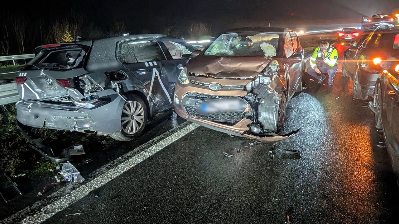 Blick auf die Unfallstelle. Im dichten Verkehr sind auf der Autobahn 1 bei Münster zahlreiche Fahrzeuge in Auffahrunfälle verwickelt worden.