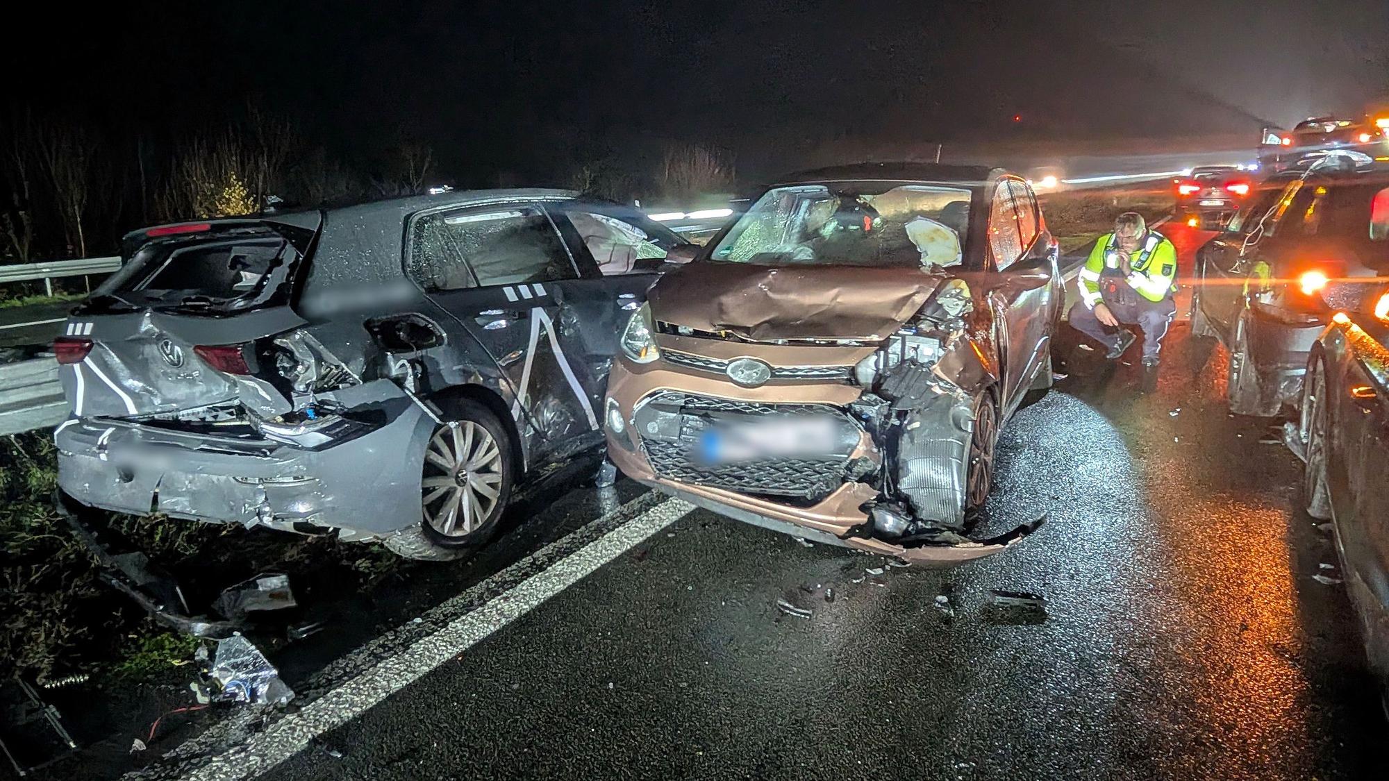 Blick auf die Unfallstelle. Im dichten Verkehr sind auf der Autobahn 1 bei Münster zahlreiche Fahrzeuge in Auffahrunfälle verwickelt worden.
