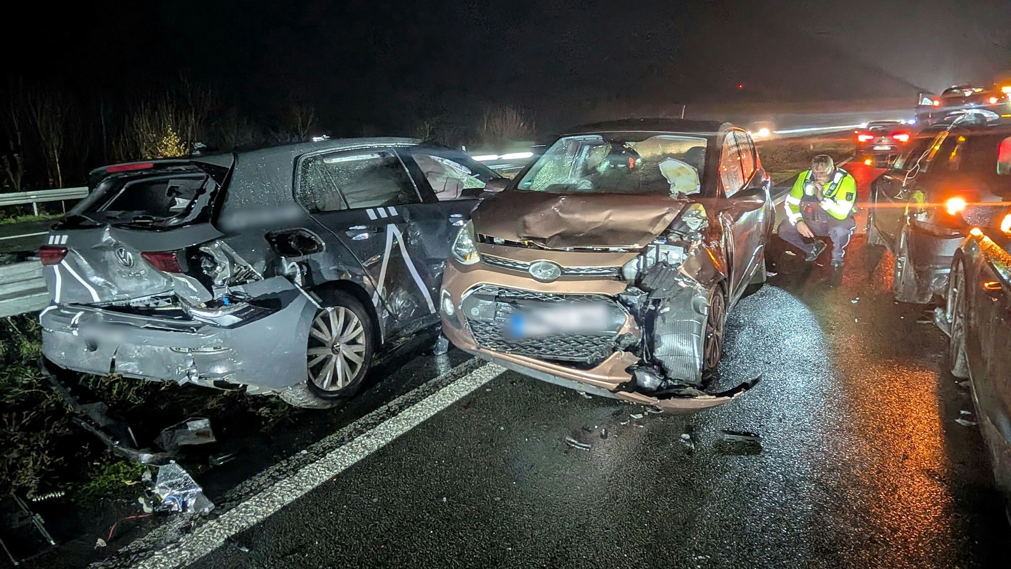 Blick auf die Unfallstelle. Im dichten Verkehr sind auf der Autobahn 1 bei Münster zahlreiche Fahrzeuge in Auffahrunfälle verwickelt worden.