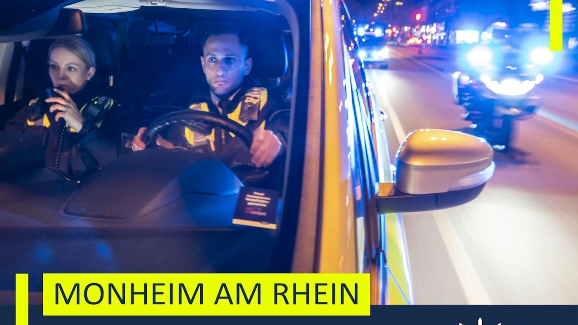 Ein Streifenwagen der Polizei mit Blaulicht.