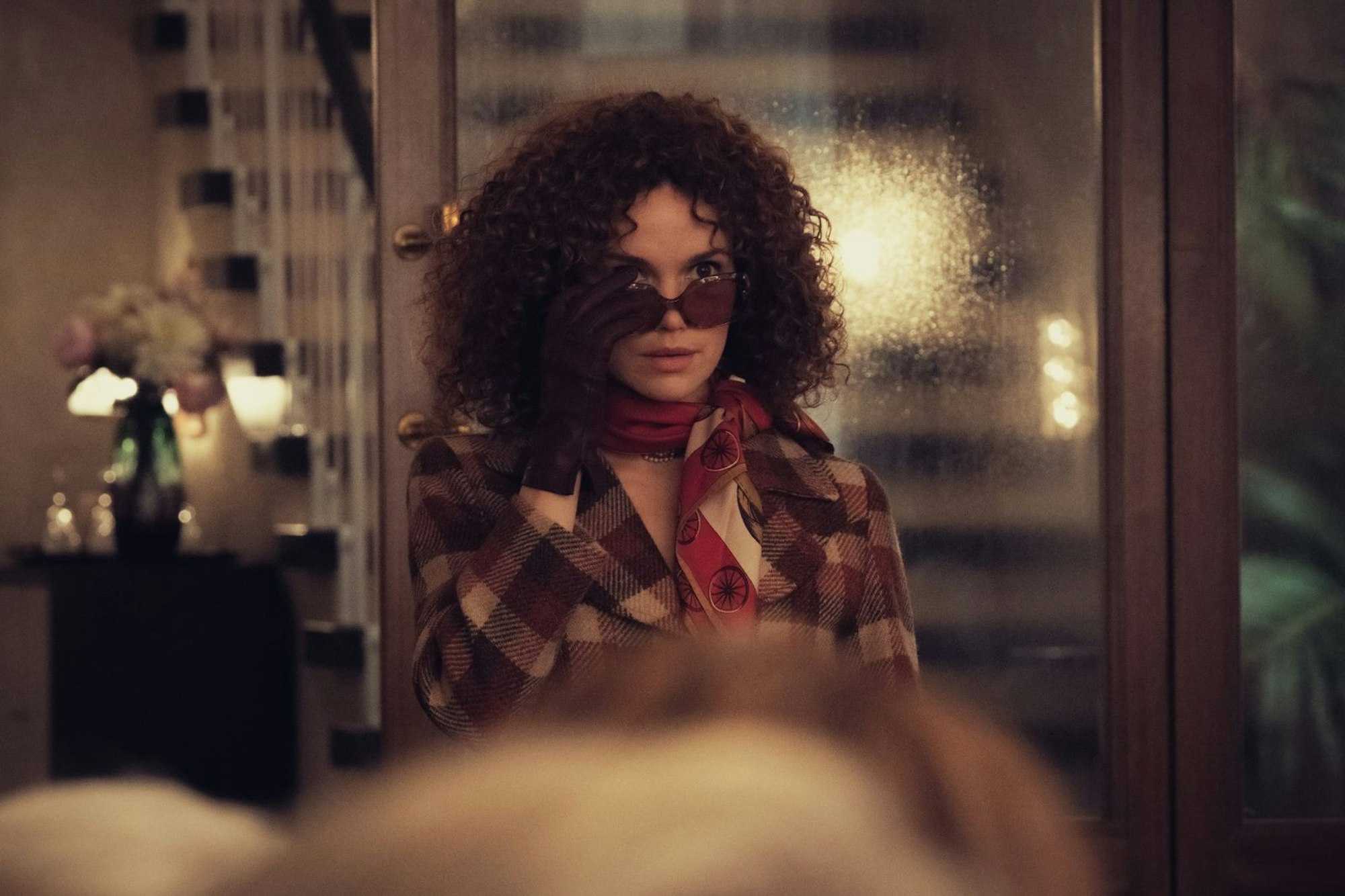 Eva (Emilia Schüle) kommt nach 14 Jahren aus dem Gefängnis frei. Das Leben in Freiheit fällt ihr zunächst nicht leicht. (Bild: ZDF/Conny Klein)