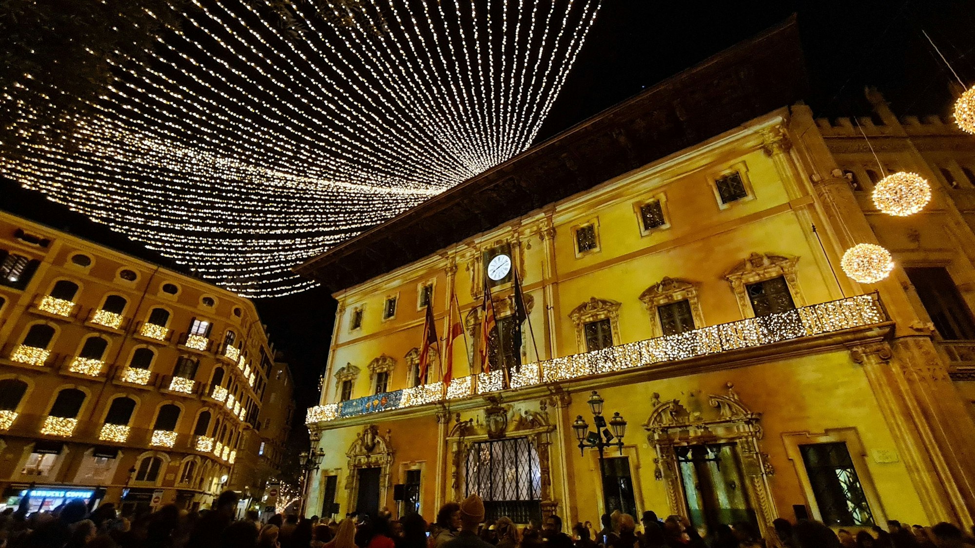 Weihnachtsmarkt Palma bei Nacht mit strahlenförmigen Lichterketten über geschlossenen Marktständen