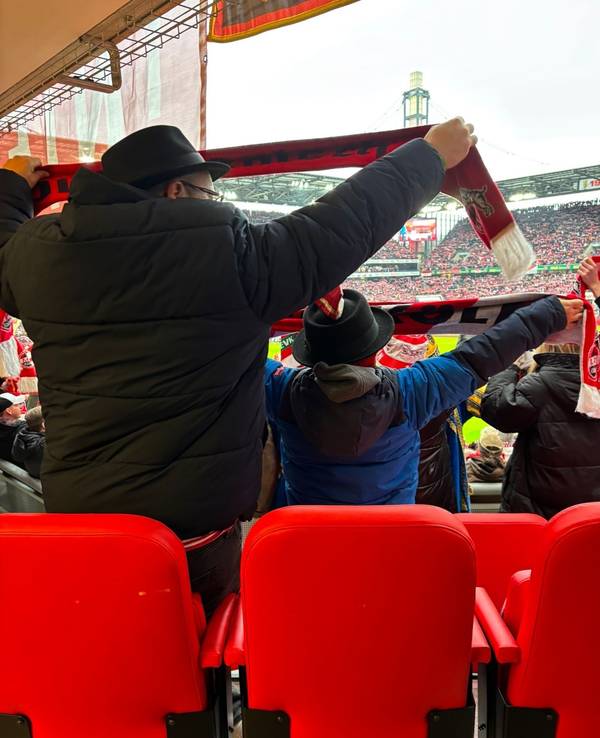 Björn Heuser steht mit seinem Sohn Benni im FC-Stadion.