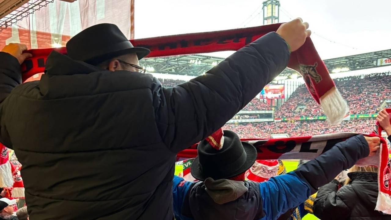 Björn Heuser steht mit seinem Sohn Benni im FC-Stadion.