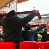 Björn Heuser steht mit seinem Sohn Benni im FC-Stadion.