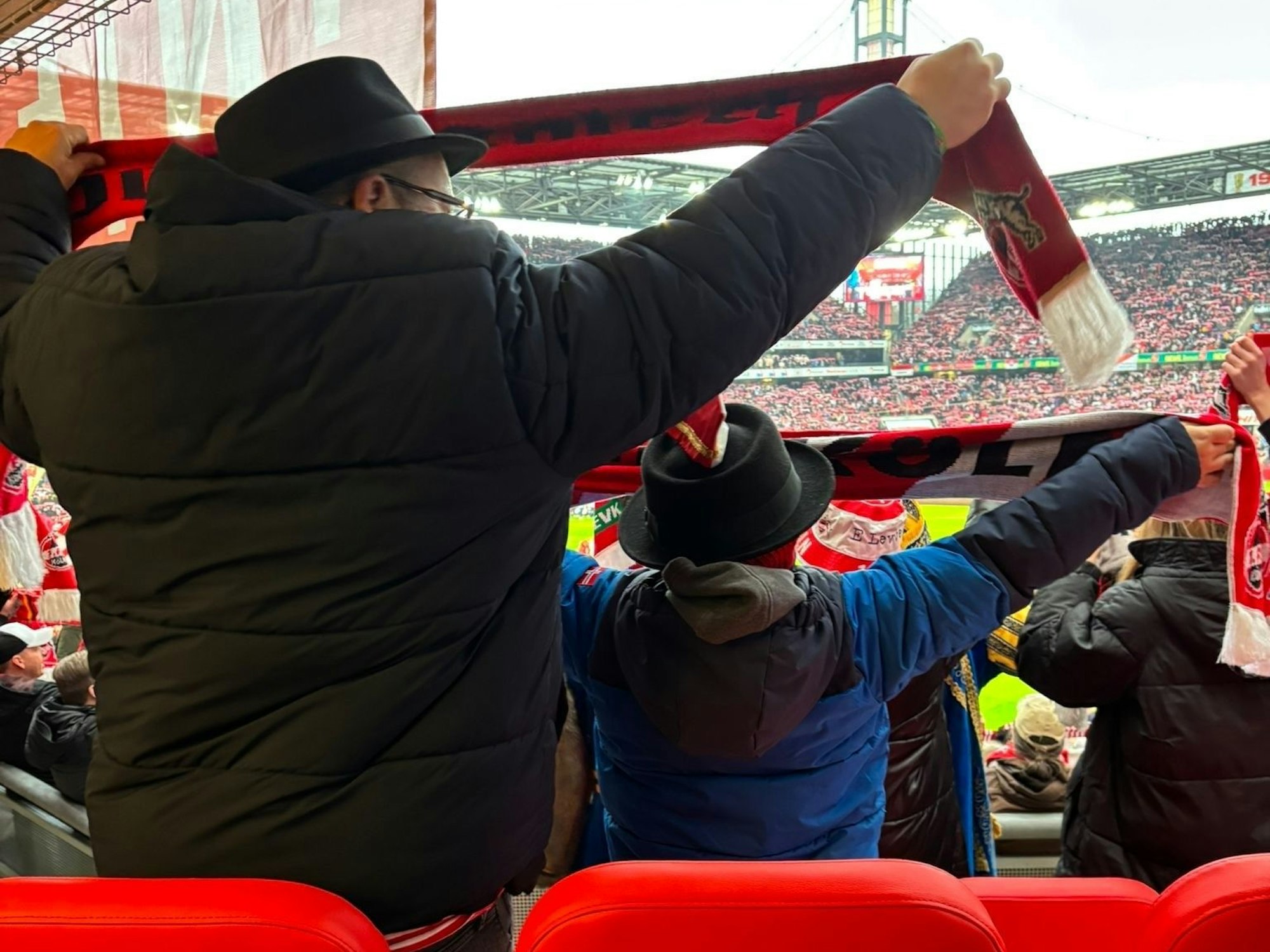 Björn Heuser steht mit seinem Sohn Benni im FC-Stadion.