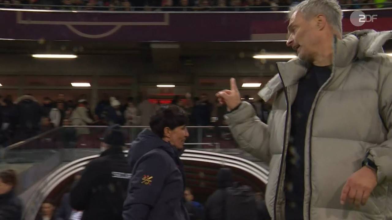 Christian Wück gestikuliert Richtung Spaniens Nationaltrainerin.