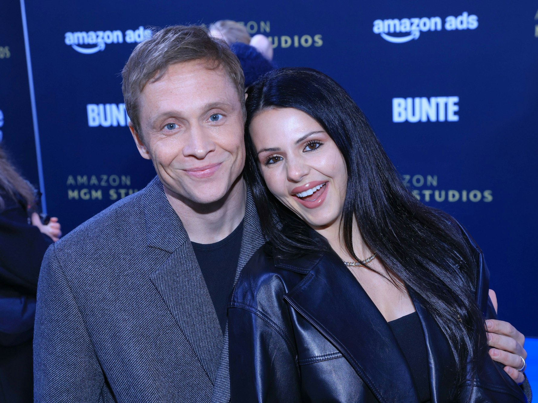 Schauspielerin Ruby O. Fee und Matthias Schweighöfer lachen in die Kamera