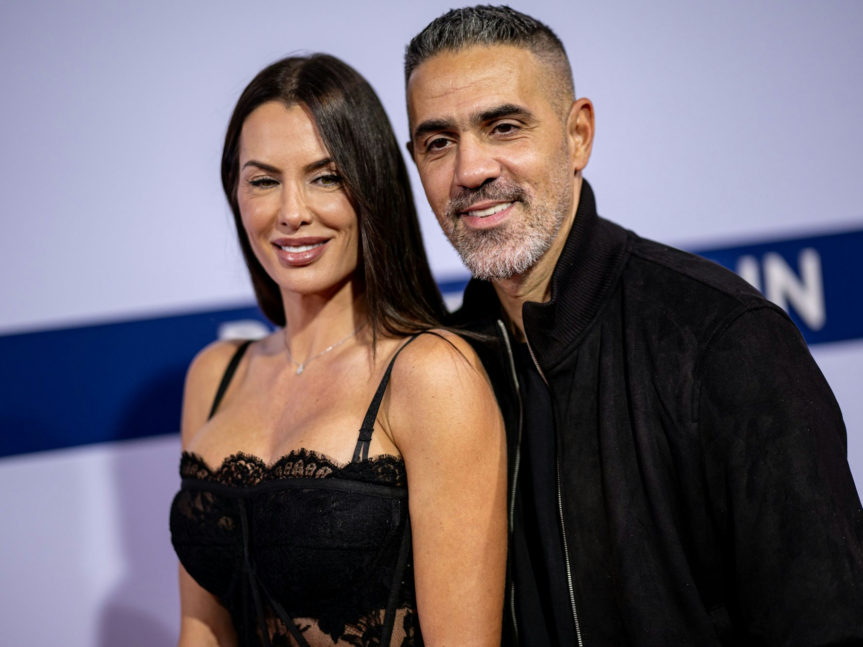 Anna-Maria Ferchichi und ihr Ehemann Bushido schauen in die Kamera.