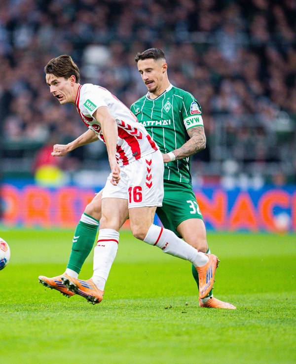 Jakub Kaminski im Duell mit Marco Friedl.