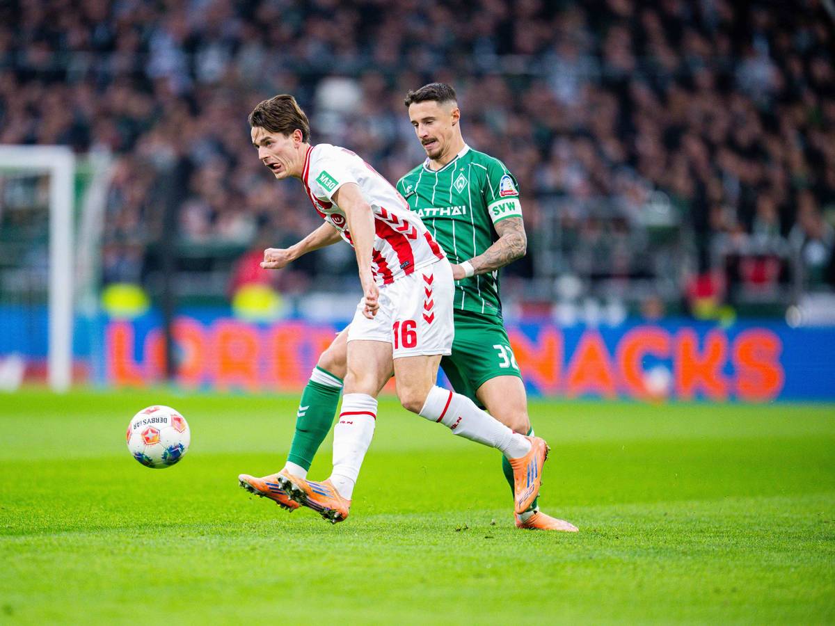 Jakub Kaminski im Duell mit Marco Friedl.