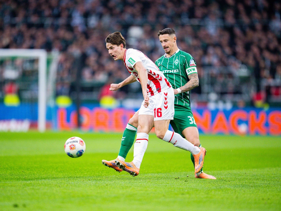 Jakub Kaminski im Duell mit Marco Friedl.