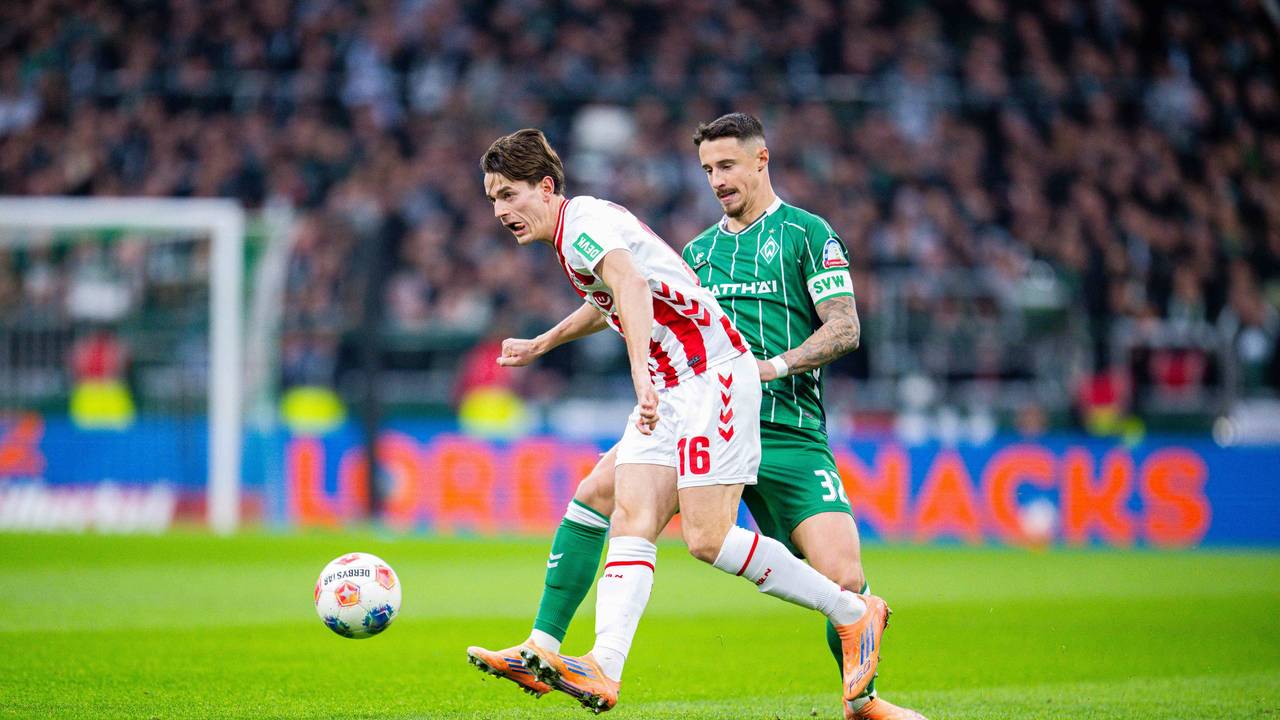 Jakub Kaminski im Duell mit Marco Friedl.