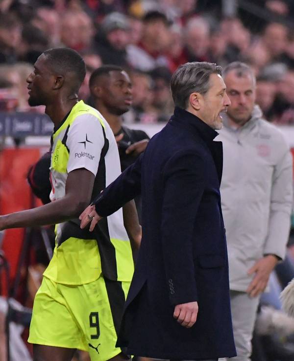 Serhou Guirassy geht wütend an Niko Kovac vorbei.