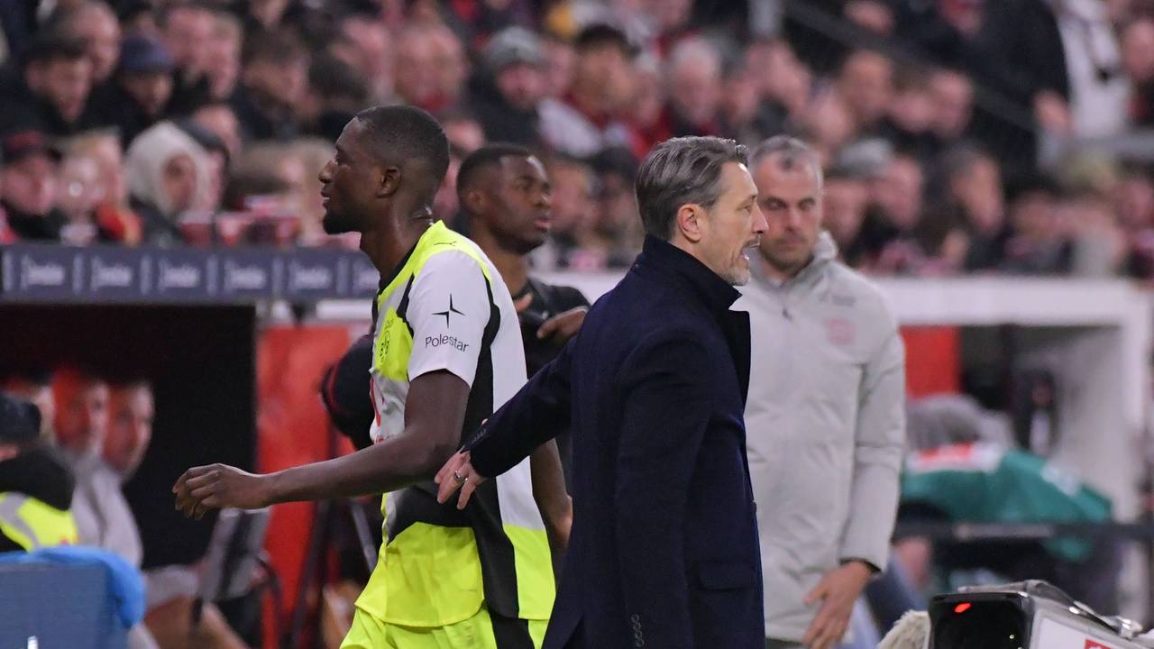 Serhou Guirassy geht wütend an Niko Kovac vorbei.