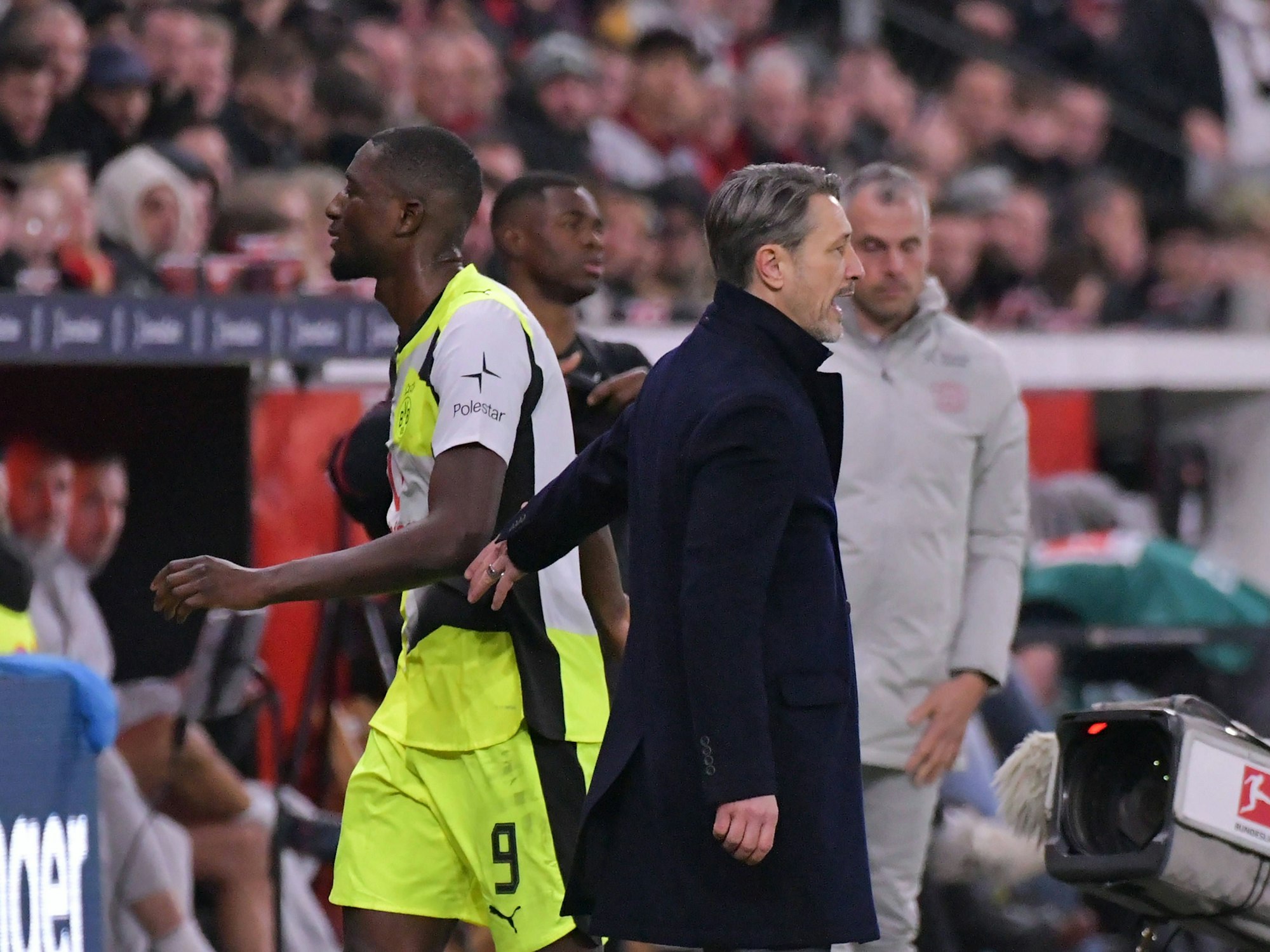 Serhou Guirassy geht wütend an Niko Kovac vorbei.