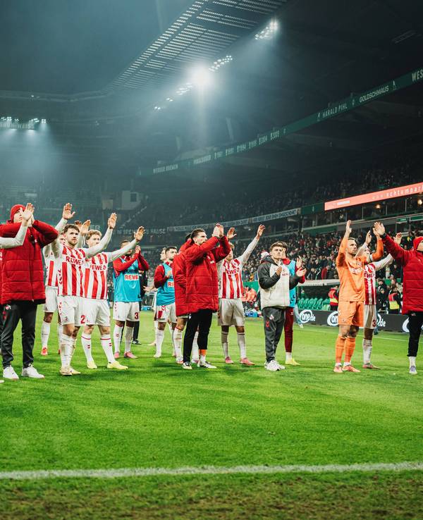 Die Mannschaft des 1. FC Köln nach dem Spiel gegen Werder Bremen vor dem Auswärtsblock.