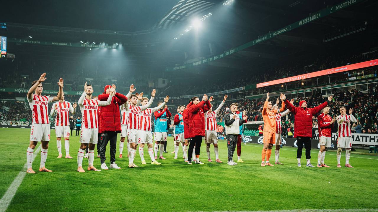 Die Mannschaft des 1. FC Köln nach dem Spiel gegen Werder Bremen vor dem Auswärtsblock.