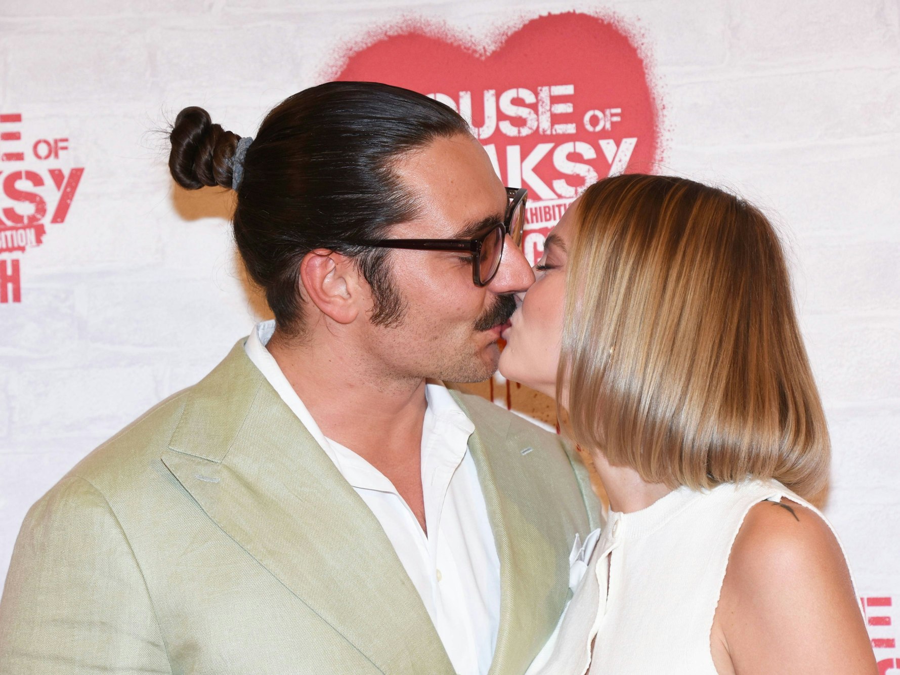 Fabio Knez und Darya Strelnikova küssen sich