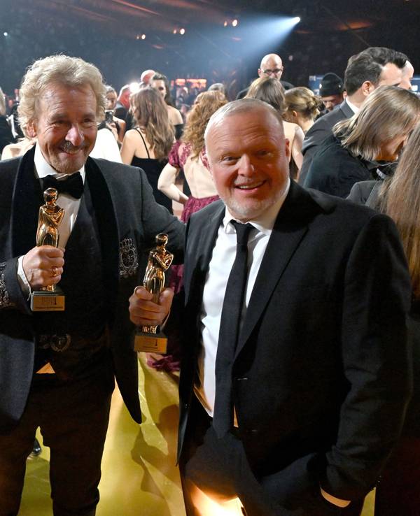 Michael Bully Herbig (l.), Thomas Gottschalk (M.) und Stefan Raab (r.) posieren mit ihren TV-Preisen „Romy“