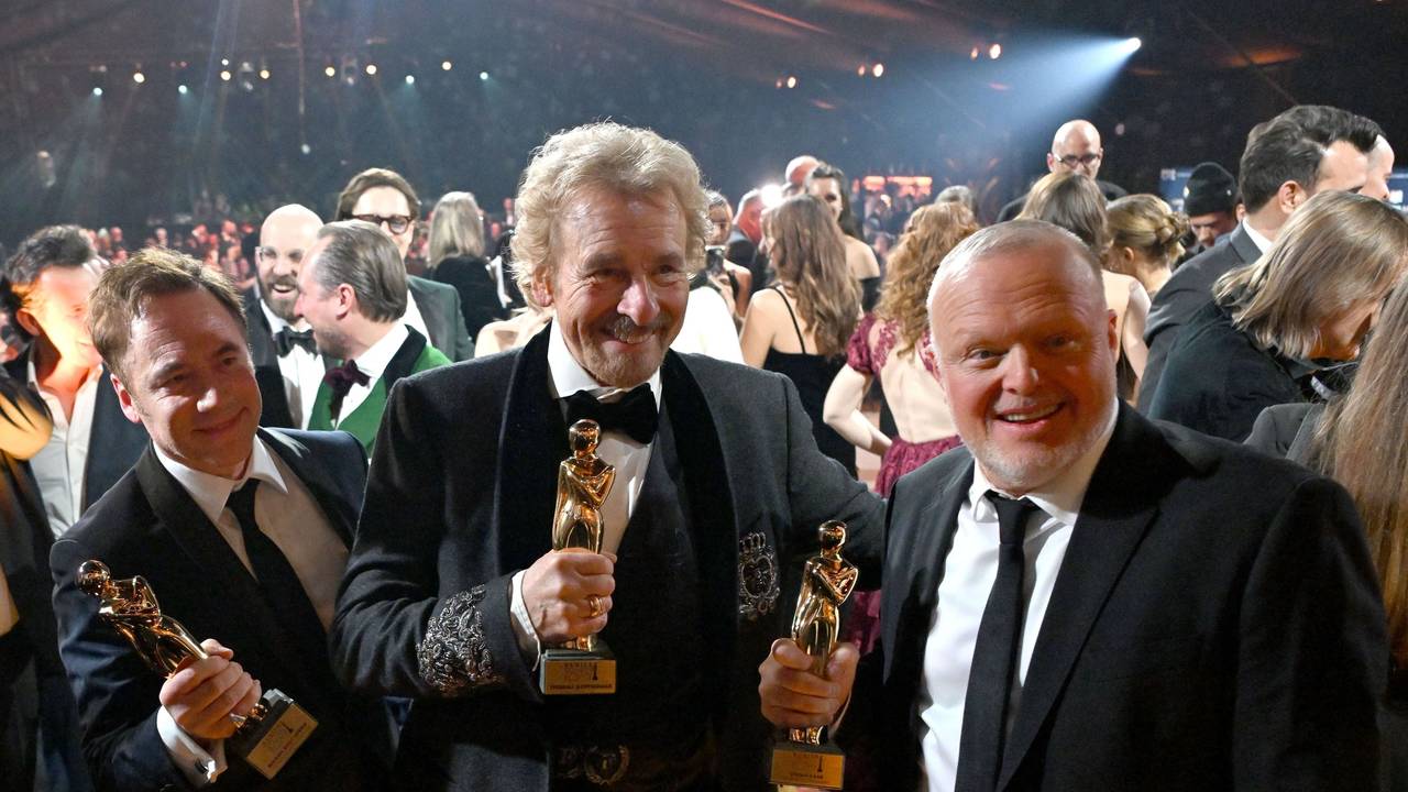 Michael Bully Herbig (l.), Thomas Gottschalk (M.) und Stefan Raab (r.) posieren mit ihren TV-Preisen „Romy“