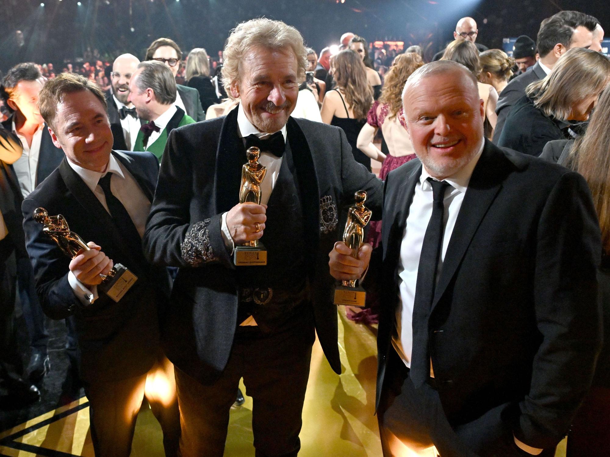 Michael Bully Herbig (l.), Thomas Gottschalk (M.) und Stefan Raab (r.) posieren mit ihren TV-Preisen „Romy“