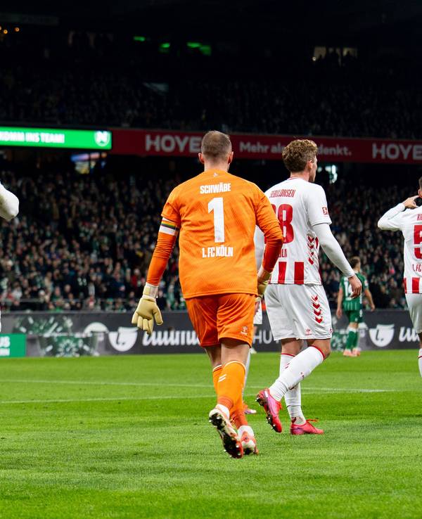 Jubel bei den FC-Spielern, Jan Thielmann beglückwünscht Torschütze Said El Mala.