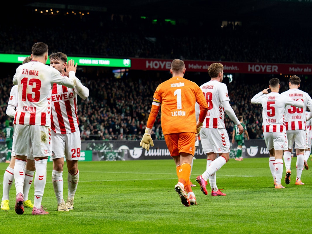 Jubel bei den FC-Spielern, Jan Thielmann beglückwünscht Torschütze Said El Mala.