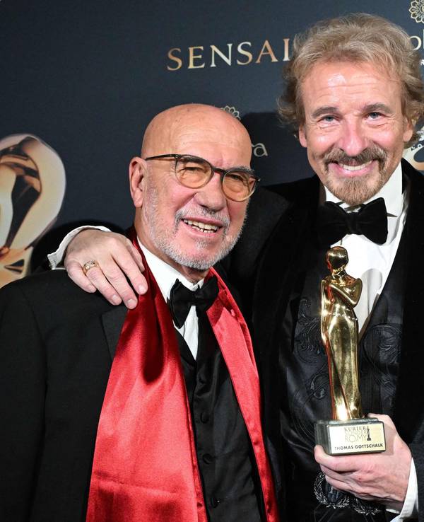 Thomas Gottschalk (r), hier mit Regisseur und Laudator Otto Retzer, hält seine „Romy“ in der Hand.
