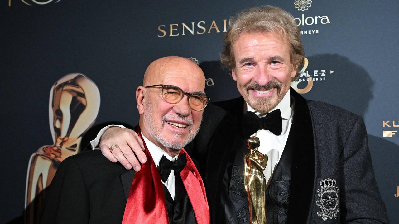 Thomas Gottschalk (r), hier mit Regisseur und Laudator Otto Retzer, hält seine „Romy“ in der Hand.