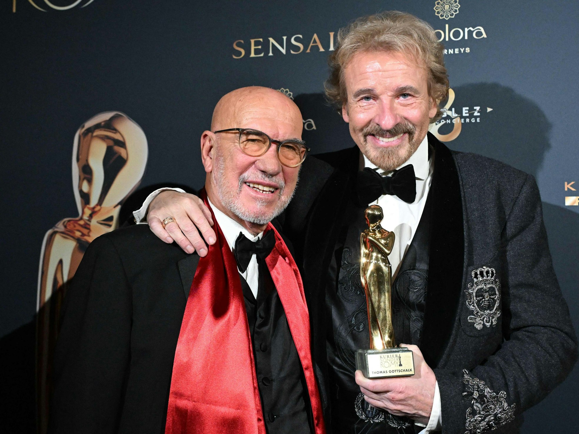 Thomas Gottschalk (r), hier mit Regisseur und Laudator Otto Retzer, hält seine „Romy“ in der Hand.