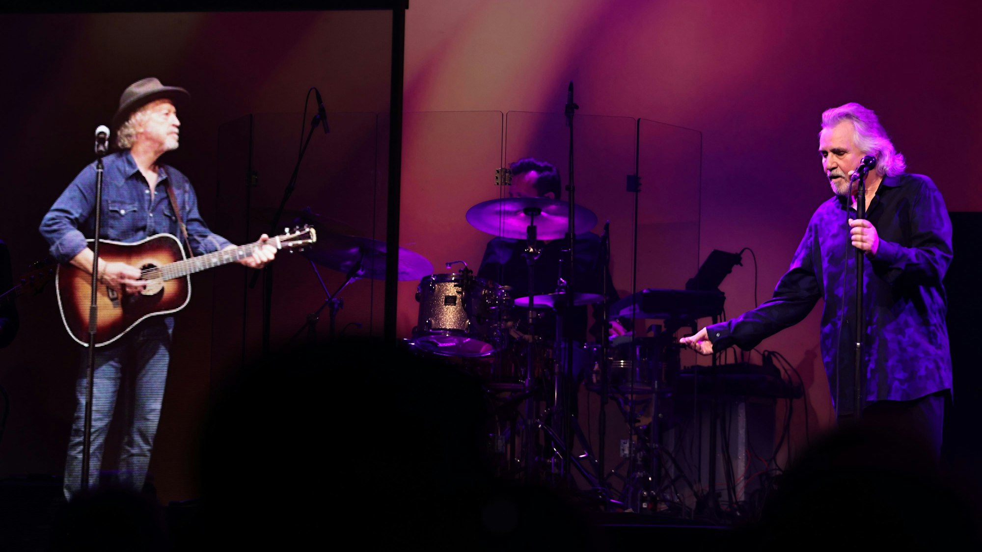 Tommy Engel singt mit dem virtuellen Wolfgang Niedecken auf der Bühne.