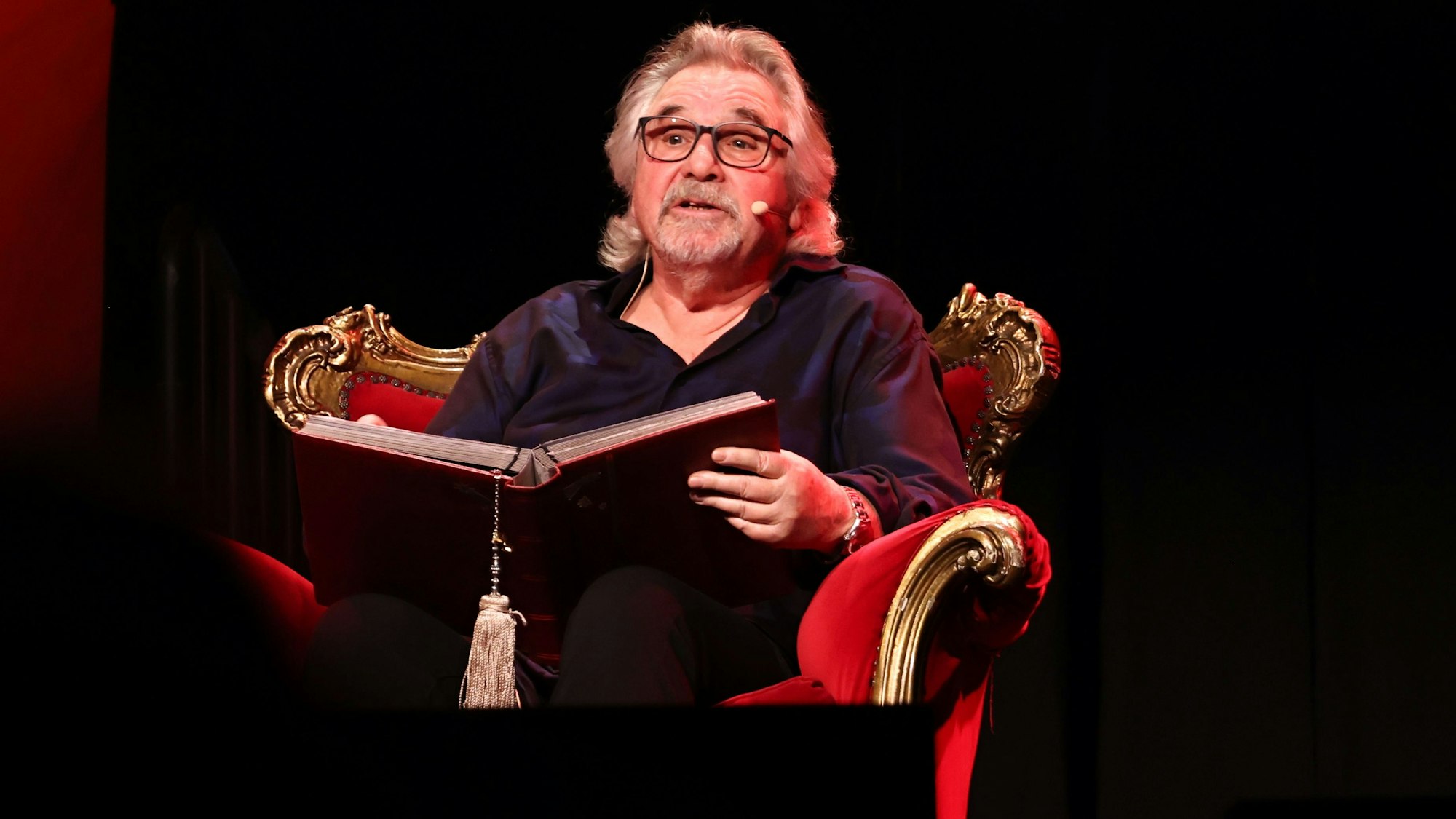 Tommy Engel verliest die Weihnachtsgeschichte.