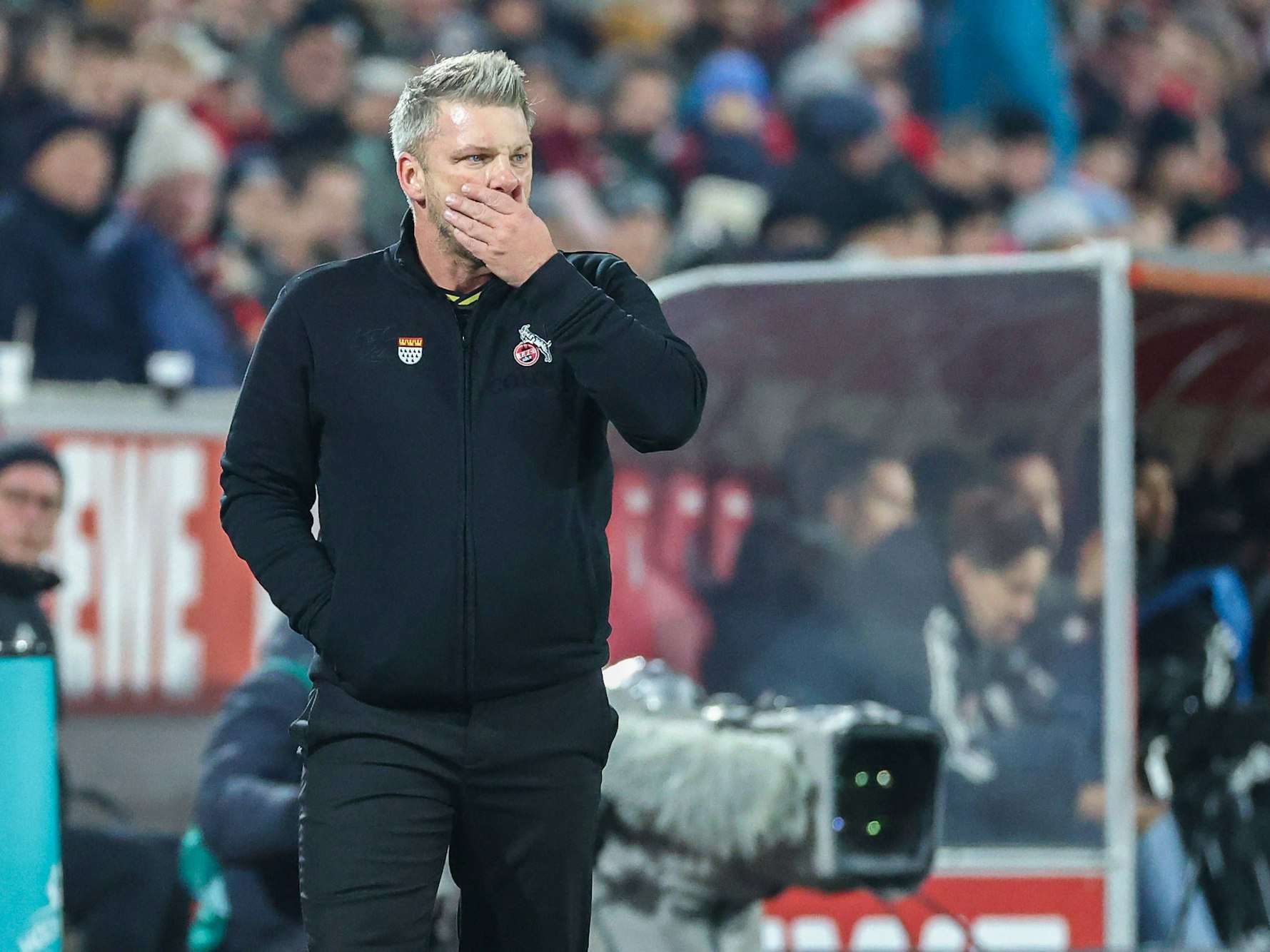 Lukas Kwasniok streicht sich mit der Hand übers Gesicht.