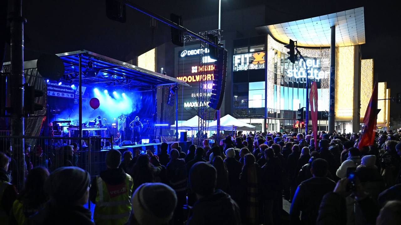 29.11.2025, Hessen, Gießen: Demonstranten hören am Abend Konzerten bei der Kundgebung des Deutschen Gewerkschaftsbunds Hessen-Thüringen (DGB) zu. Der DGB hatte zu einer Kundgebung gegen die Neugründung der Jugendorganisation der AfD aufgerufen.