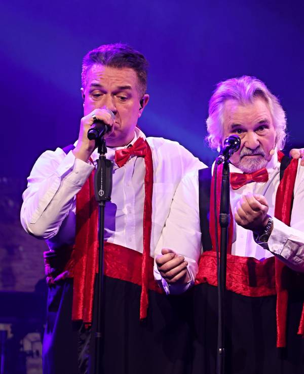 Linus, Tommy Engel und Erry Stoklosa singen zusammen auf der Bühne.