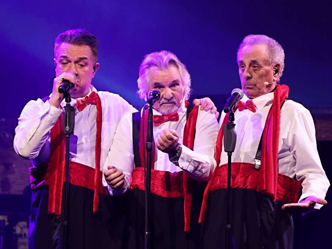 Linus, Tommy Engel und Erry Stoklosa singen zusammen auf der Bühne.