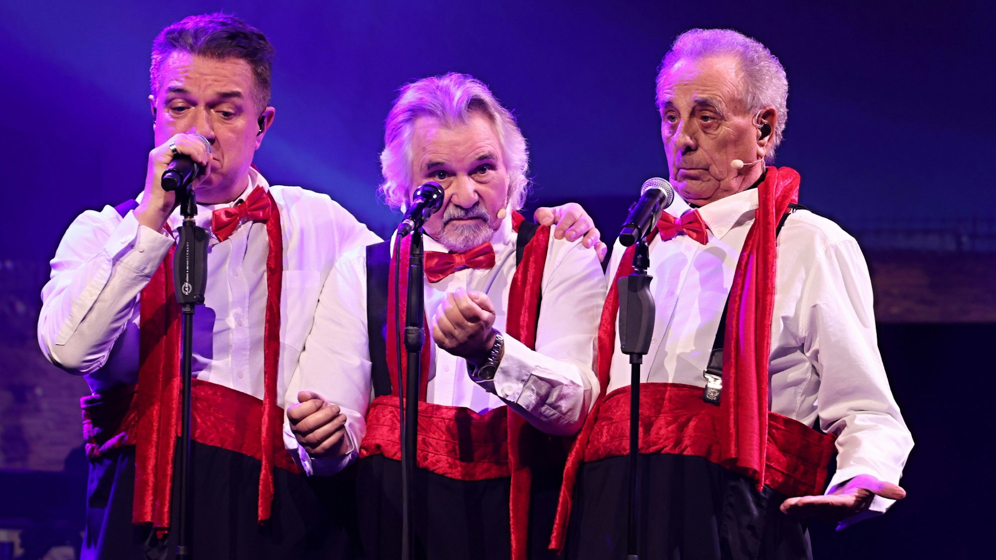 Linus, Tommy Engel und Erry Stoklosa singen zusammen auf der Bühne.