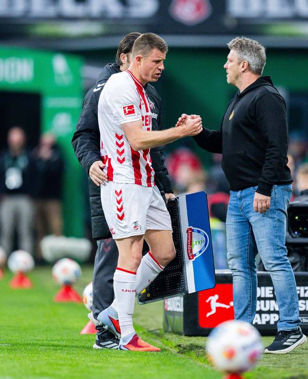 Dominique Heintz (1. FC Köln) bei seiner Auswechslung mit Trainer Lukas Kwasniok am 29. November 2025 in Bremen.