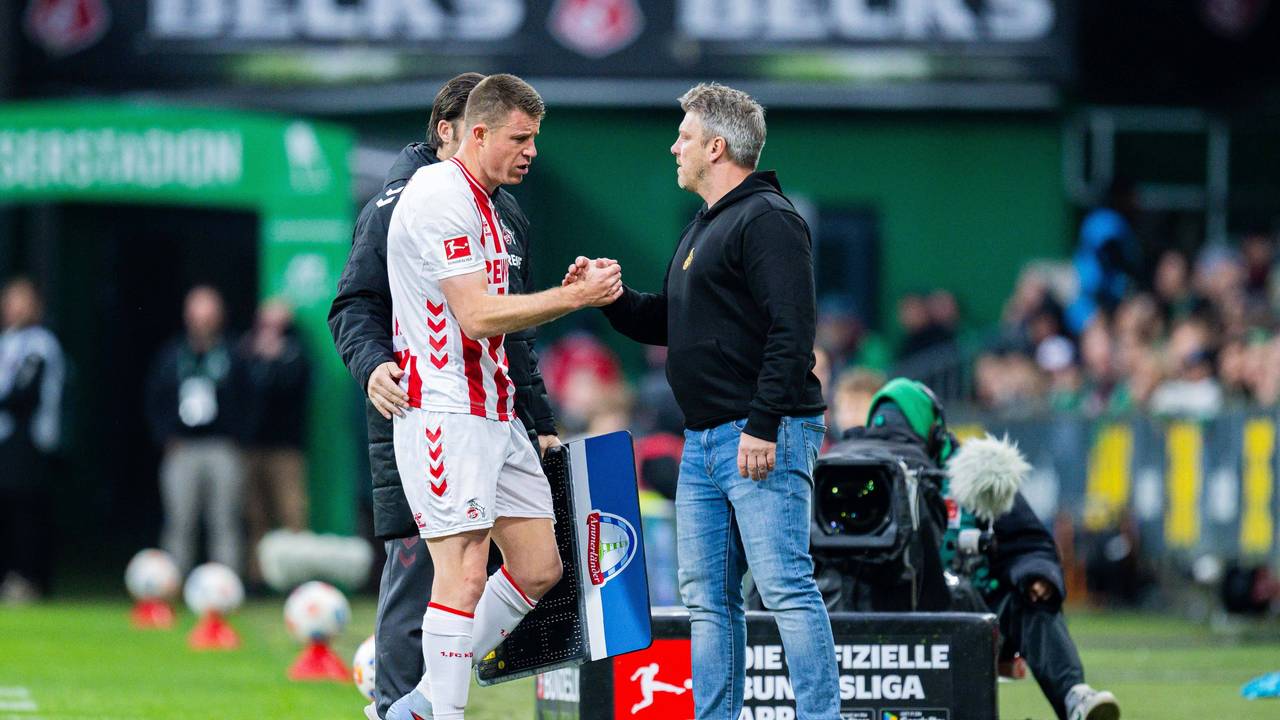 Dominique Heintz (1. FC Köln) bei seiner Auswechslung mit Trainer Lukas Kwasniok am 29. November 2025 in Bremen.