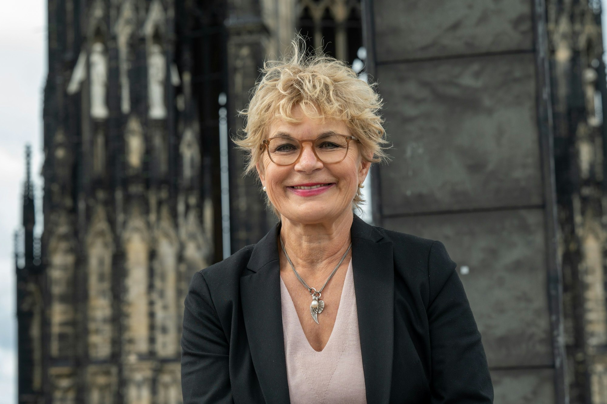 Bestseller-Autorin Susanne Abel auf dem Vierungsturm des Doms.