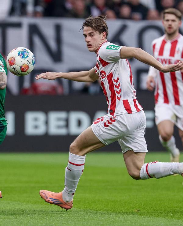 Marco Friedl im Zweikampf mit Jakub Kaminski.