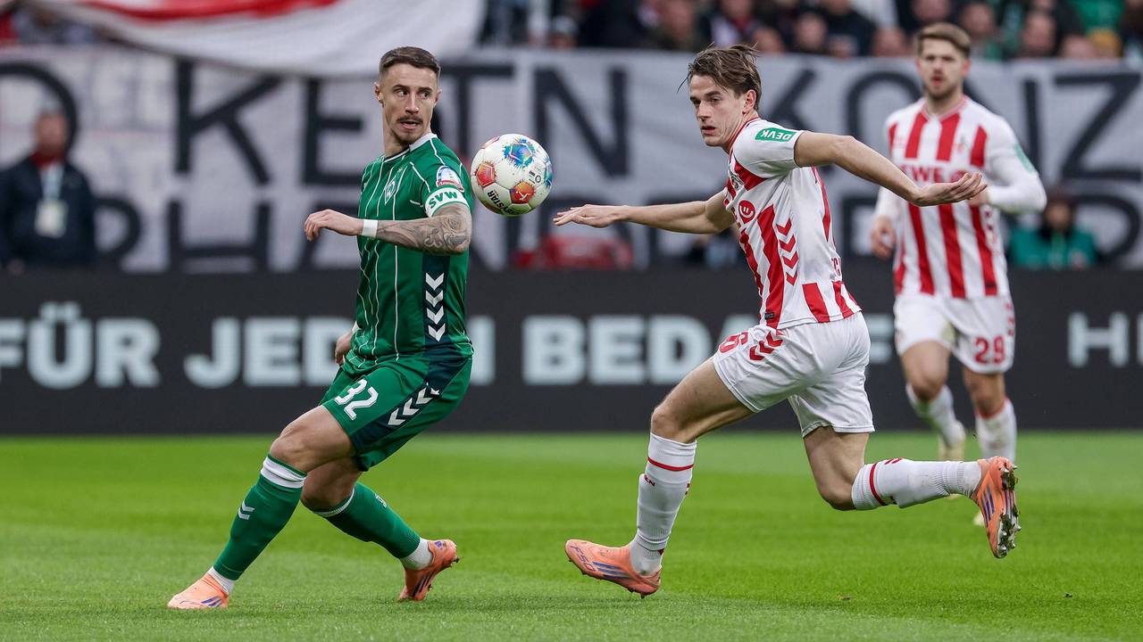 Marco Friedl im Zweikampf mit Jakub Kaminski.