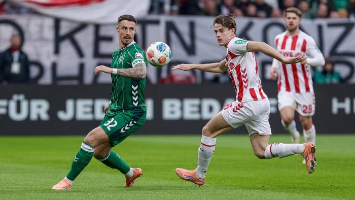 Marco Friedl im Zweikampf mit Jakub Kaminski.