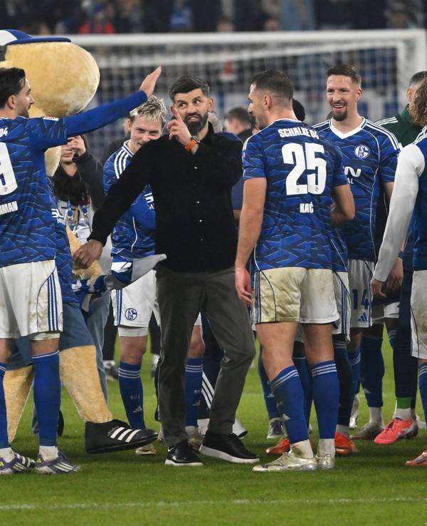Trainer Miron Muslic vom FC Schalke 04 mit seinen Profis nach Spielschluss.