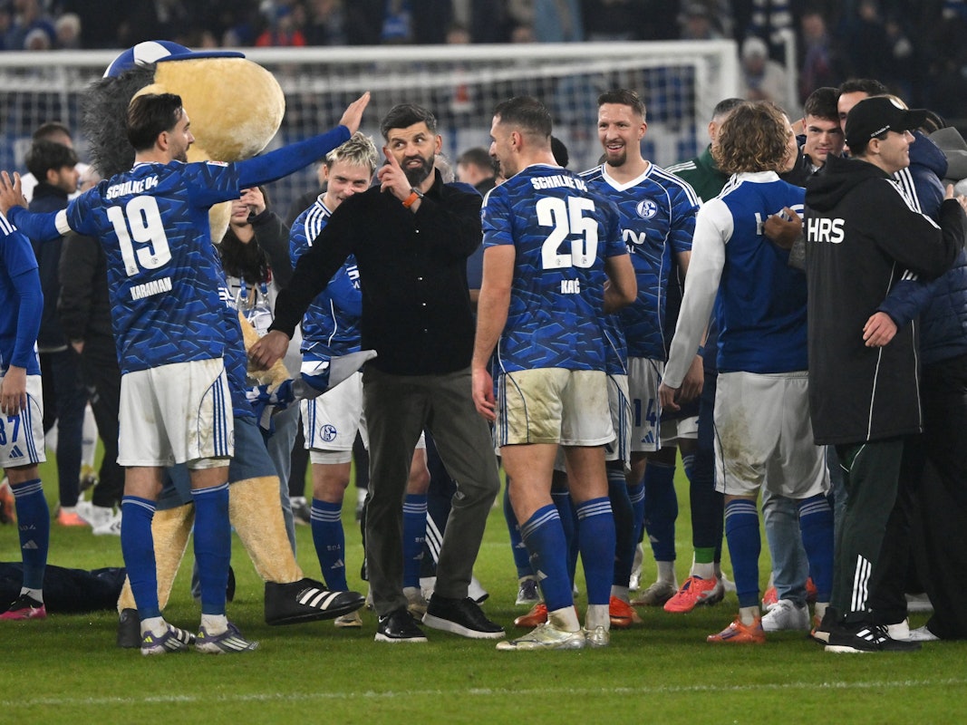 Trainer Miron Muslic vom FC Schalke 04 mit seinen Profis nach Spielschluss.